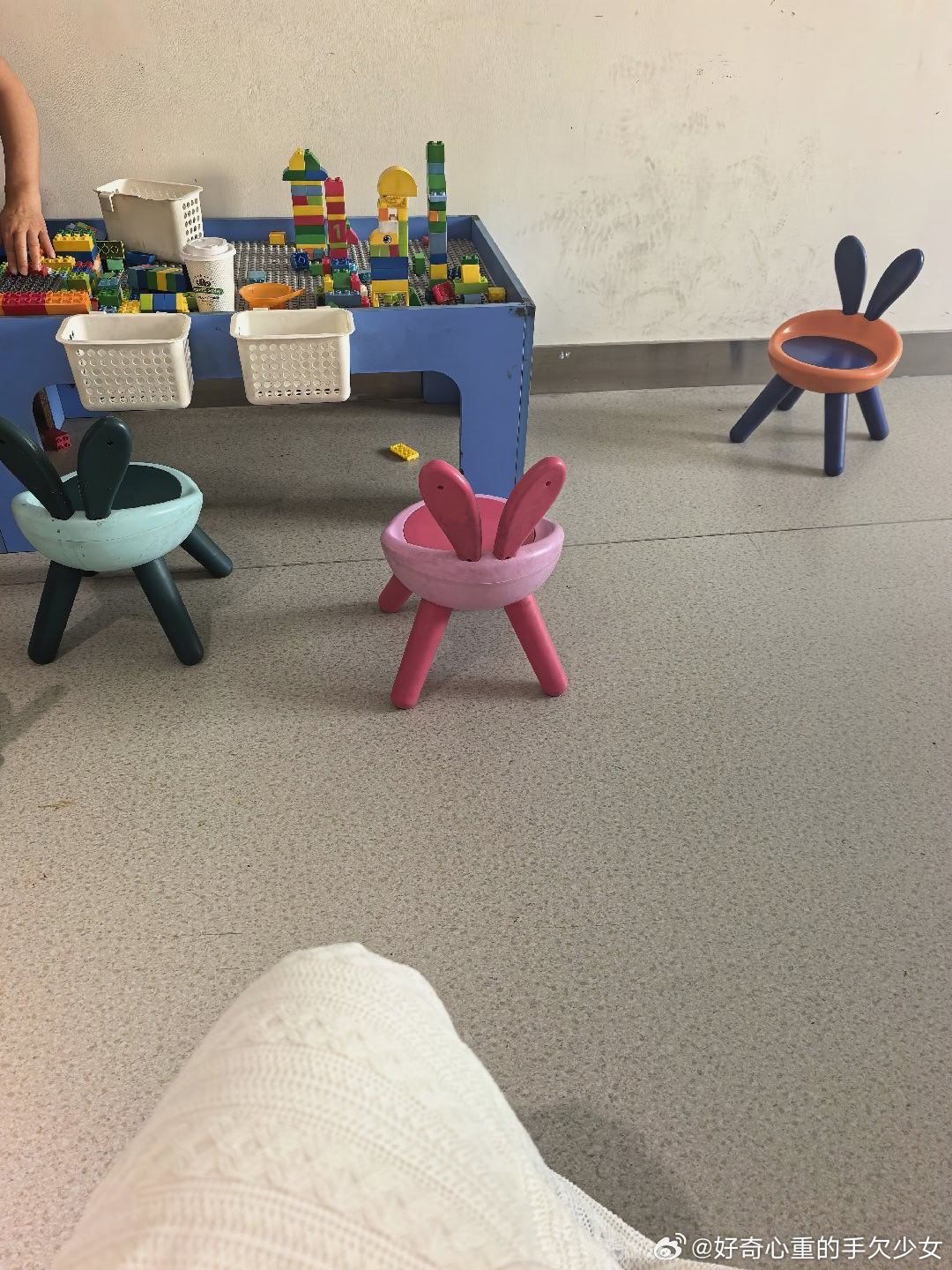 陪孩子上课趣闻:
一个是用咖啡占座的妈妈，一个是看占座妈妈短暂离开后把人家咖啡扔玩具堆里，自己坐座位上的姥姥。
十分好奇占座的妈妈回来看见自己占的座被坐了，咖啡被陌生人扔在玩具堆里了，会发生什么化学反应？ ​
