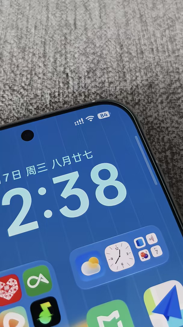 iOS 状态栏还是断层式简洁啊！
