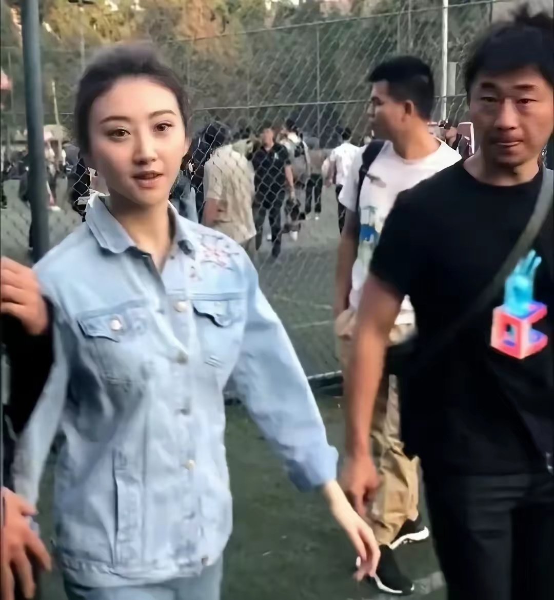 2023年，景甜来我们学校时拍的。景甜这颜值太能扛了，就算是路人原相机也是超美 ​