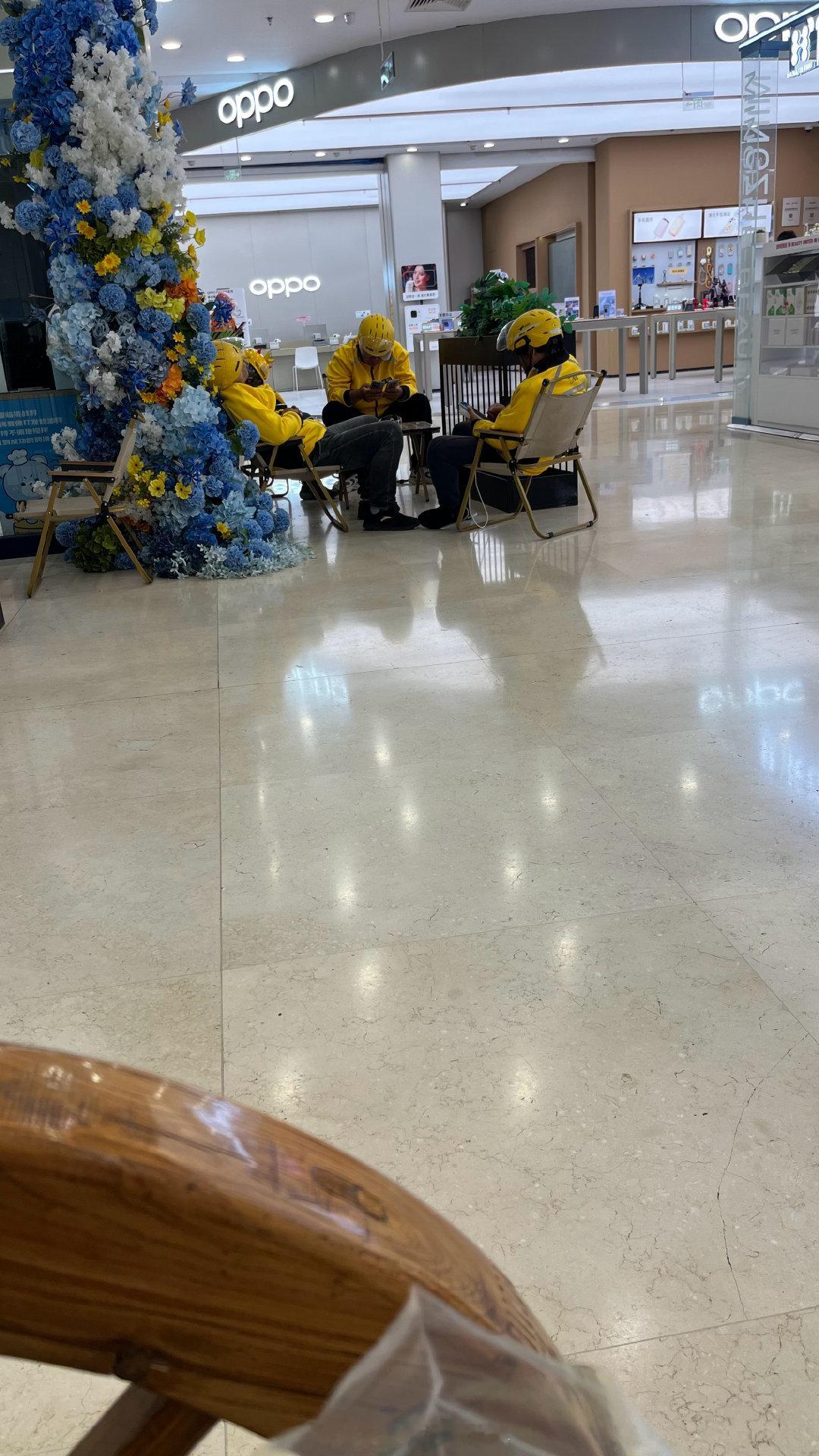 面包店用餐区，挤满了疲惫的外卖骑手。我偷拍了一张。

之前网友一直呼吁公共场所设置工作人员休息区，但主要说的是保洁人员。其实外卖骑手也算是商场内外所有餐厅的工作人员。毕竟外卖已经是社会常态了。 ​