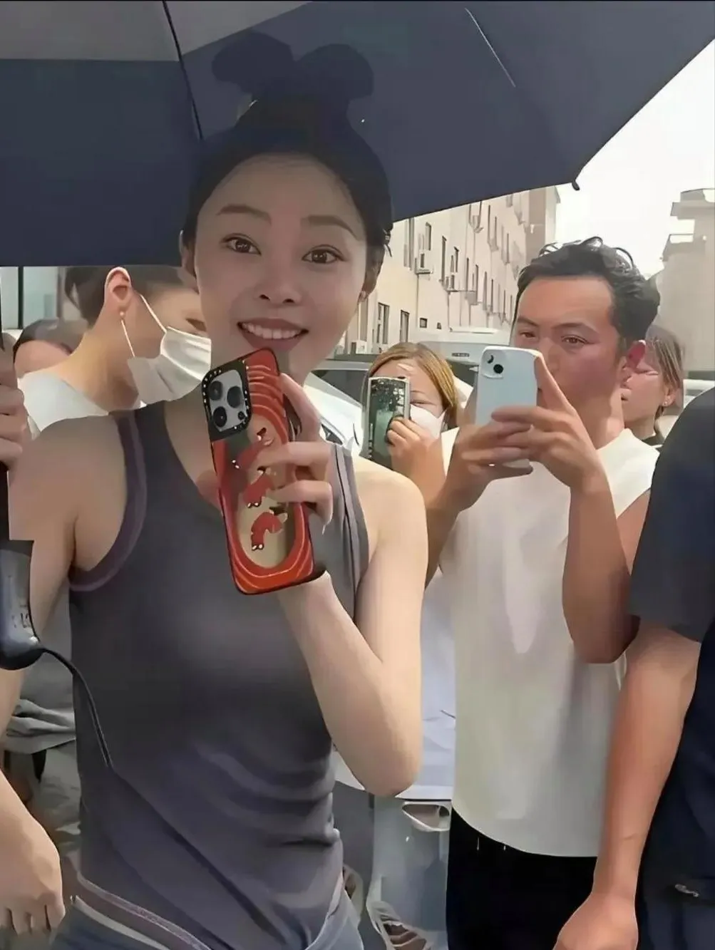 宋轶太瘦了，没有美感，看着干瘦干瘦的，像个男人一样，难怪到现在还没有男朋友，女人还是要有点肉才行。