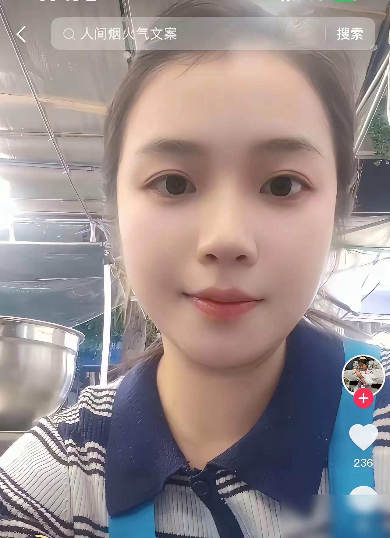 33岁炸串女摊主轻生这件事，真的让人心里难受。翻看她的抖音账号，她原本是个乐观开朗、勤快肯干的女生，16岁就外出打工谋生。
 
视频里记录着日常出摊、备菜，还有和孩子相处的点滴。日子虽然拮据，但画面里满是烟火温情。
 
悲剧的导火索，是一位顾客给出恶意差评，后续的网暴一步步压垮了她。就因为顾客嫌她串
