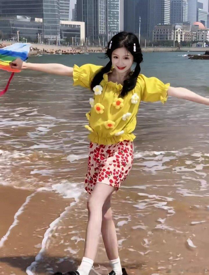 #余茵[超话]# yy#余茵# yy#向全世界安利余茵# 
🌊夏日茵子生成中。。。💦 ​