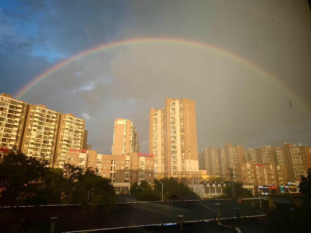 今天傍晚突如其来的大雨，一边下雨一边夕阳西下🌇，照到地面积水，水天一色了，特别美，美得像末日。可是它仍然是一场把人困住的大暴雨呀。
但ljw 给我发了一张照片，是这场暴雨中的一条彩虹。
我很矛盾，暴雨是真的，彩虹也是真的。我的生活，悲伤是真的，幸福快乐也是真的。 ​