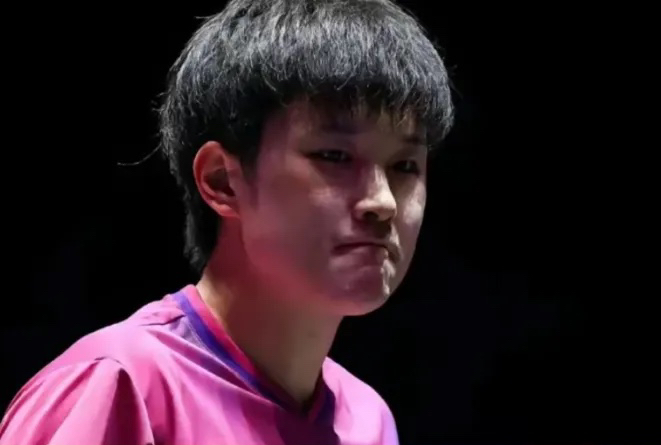 张本智和这回输了，真正把他打败的其实不是伊朗选手，是他爸。我不是说他爸害了他。我是说，张本智和这辈子，可能从来没为自己打过球。

9月26日，名古屋亚运会乒乓球男单四分之一决赛。世界排名第四的张本智和苦战七局，以3比4输给了排名第344位的34岁伊朗老将阿拉米扬，日本男单全军覆没。两天前他刚带队击败