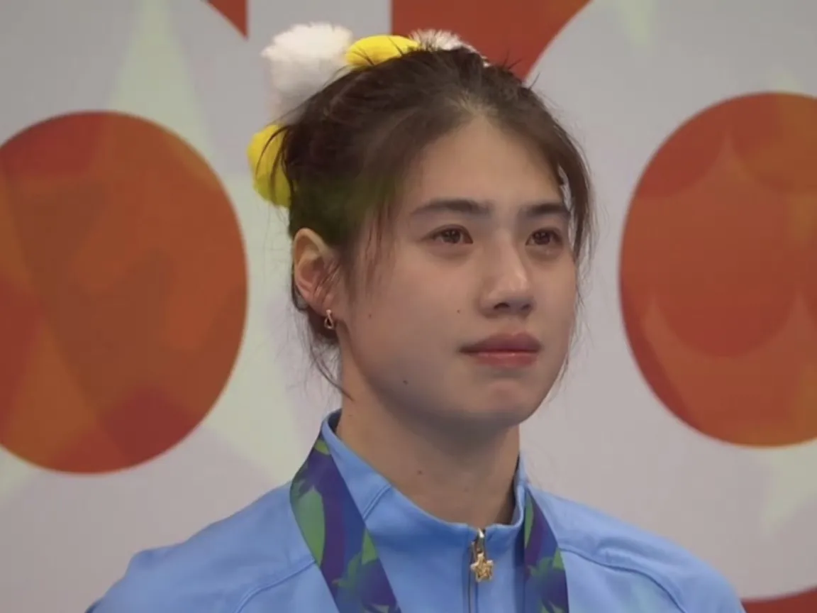 张雨霏回应被说老了该让位了
亚运会女子50米蝶泳项目，张雨霏25秒41夺金实现卫冕，赛后张雨霏接受采访表示:“看到网上很多人说张雨霏老了该让位了，就好不服呀，起码再让我试几次，我感觉这不是我真实水平。”

28岁的张雨霏用一枚亚运金牌，有力回应了网上“年纪大、该让位”的声音。一句不服，尽显运动员骨子