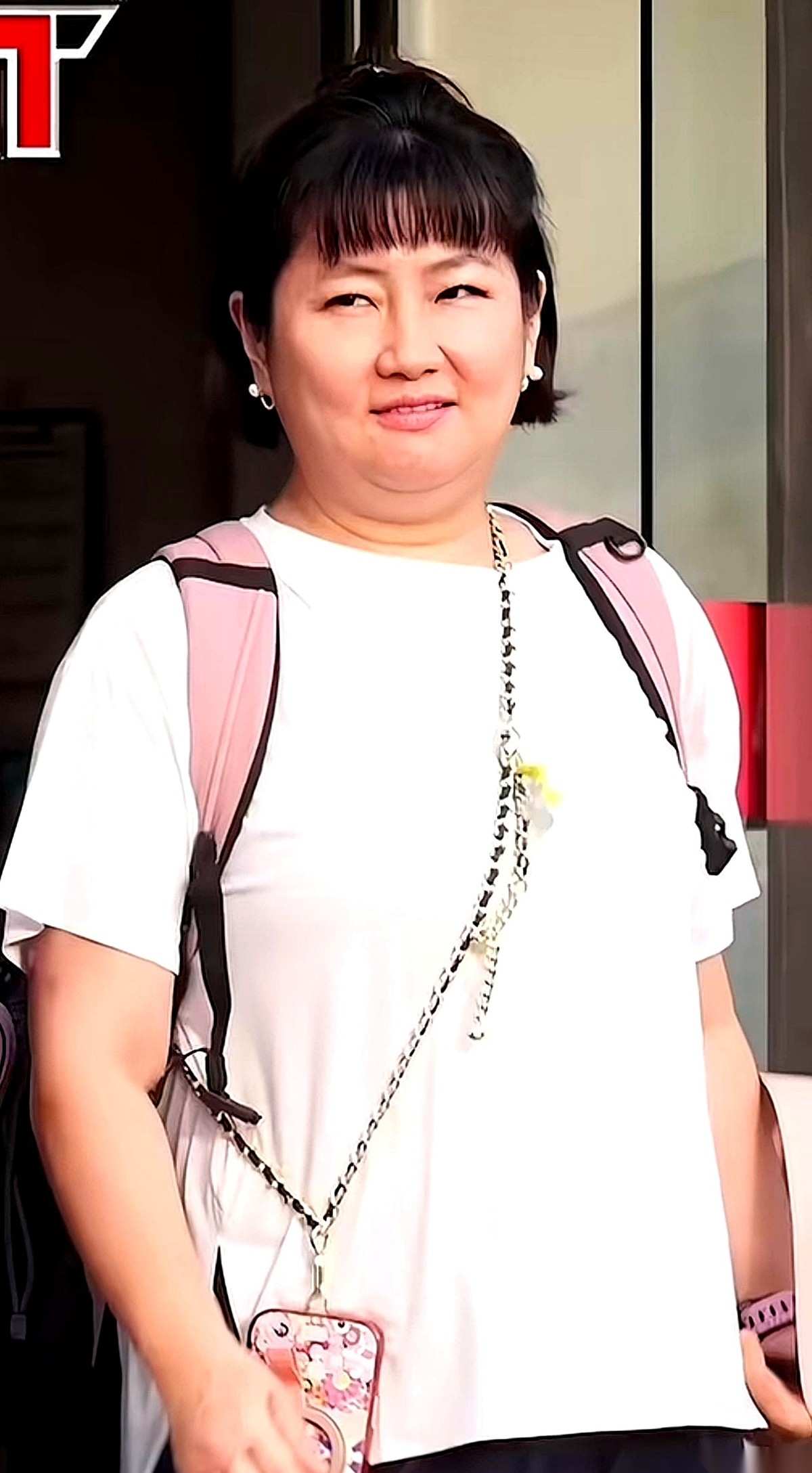 那个双下巴厚实、小腹比旁边男人还要凸出一大圈的中年发福女人，居然是Selina。
没有精修图，没有刻意收腹，连脖子都快被肉给“吞”了。
媒体拍到她去接孩子放学，全网都在纳闷：这姐们儿是怎么了？社交账号大半年不更新，是不是糊了，还是彻底摆烂了？
说实话，看到这些照片的第一眼，我心里猛地咯噔一下。但紧接