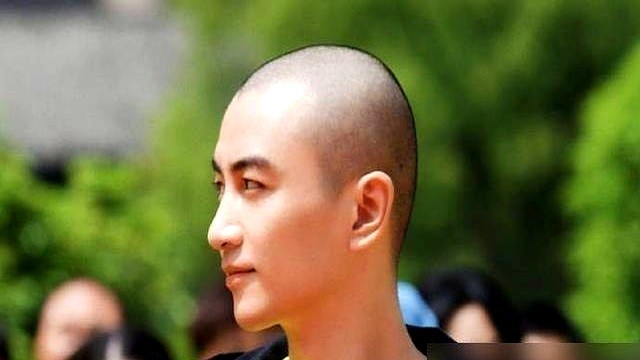 同样是光头造型，刘学义和陈晓走出了两条截然相反的路。

刘学义在《少年歌行》里演无心，浓五官搭高眉骨，光头反而衬出邪魅，接戏也顺着《花间令》《春花焰》《念无双》一路把古装美男焊在身上，靠的是老天赏的皮相。

陈晓却把脸豁出去了。定档11月26号上央八的《大生意人》，他剃了头只剩清瘦、冷峻和被世事磨过