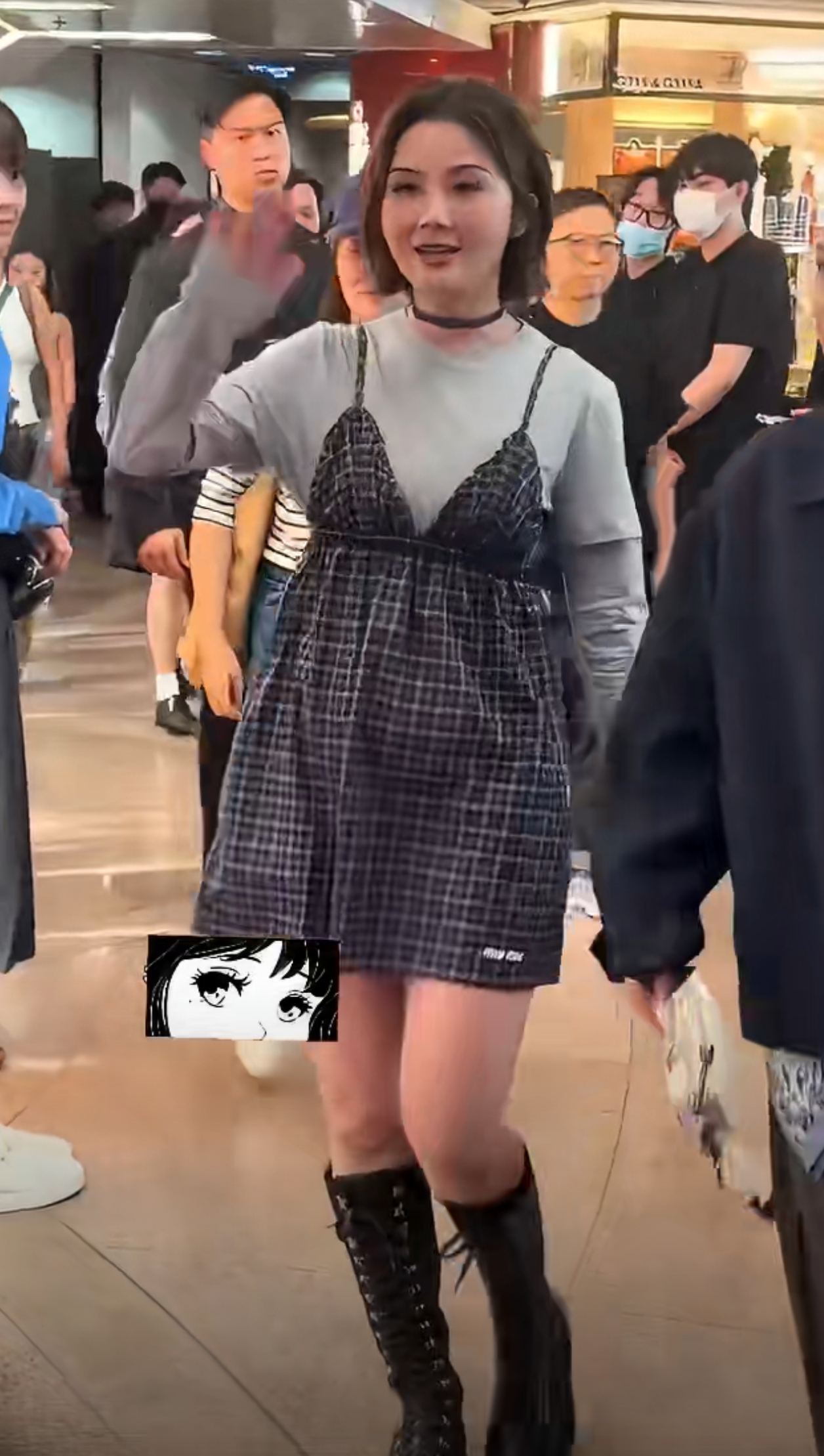 蔡卓妍怀孕这是很明显了，脸变胖，肚子隆起，腿变粗，胸部也大了，这是典型的孕期特征，感觉有四五个月了，稳定了以后再出来活动。

不过，作为高龄女明星，她没有去国外找肚子代，而是自己亲自怀，也算是个有品质的人了。

发现港澳台的女星很多脑子都挺清醒的，年龄大了，把握一个合适的就闪婚了，自己有钱有事业不缺