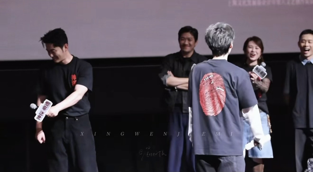 一个闪身步😆