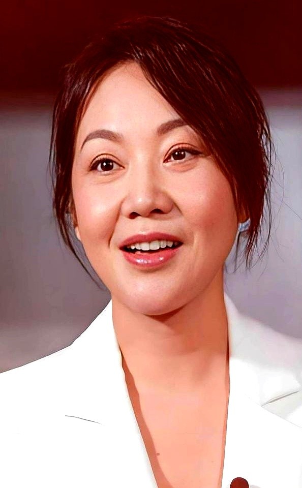 胡歌在台上唱《忘不了》，台下的闫妮直接听“醉”了。

眯着眼，跟着节奏摇摇晃晃，完全沉浸在自己的世界里。旁边的张若昀和蓝羽，一个憋笑憋到脸变形，一个强行保持专业，但嘴角已经绷不住了。

有人说她是不是又喝了点，就像上次跟魏大勋同台，那种飘忽的感觉一模一样。但圈内人都懂，这叫松弛感。镜头外她活成段子，