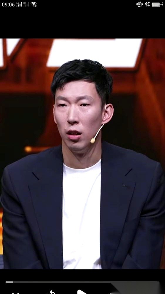 周琦在最近的一场公开直播里，把话说得一点退路都没留。
镜头前面，他直挺挺甩出一句重话：“最怕那种半吊子，水平不咋地，还想当祖师爷。”
同框的苏群赶紧把话头往大洋彼岸的海外联赛引，周琦嘴上连声应和，转头就当着数万观众再补了一记实锤：球员和教练是合作，不是上下级，摆谱可以，手里得先有真东西。
更衣室里关