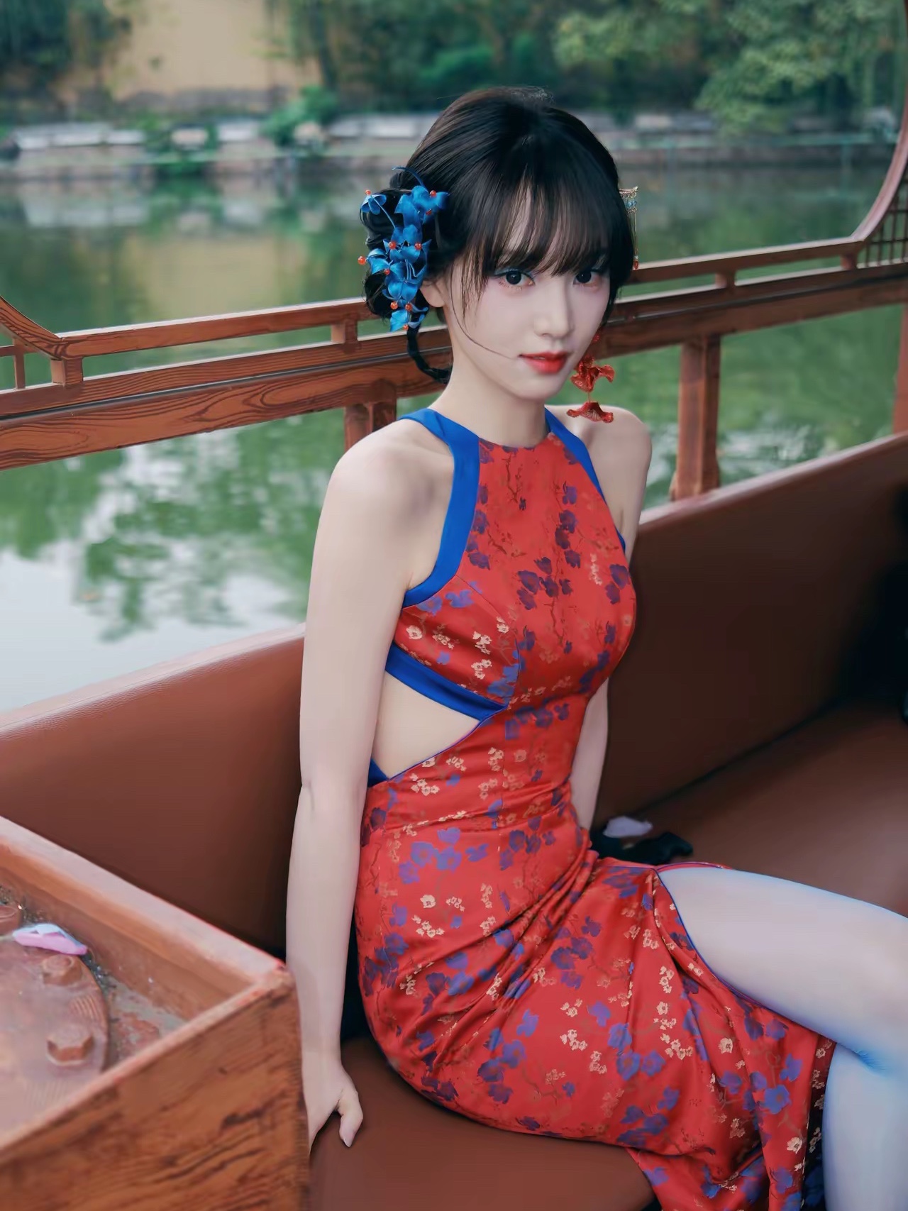 不少人吐槽黄灿灿在清明上河园这身改良旗袍，说像肚兜，丢了传统旗袍含蓄的韵味。

但我觉得国风本来就不该被框死。它用旗袍的面料，搭配现代大胆的露背剪裁，是一次很有个性的尝试。传统国风可以温婉内敛，也能鲜活张扬。

审美本来就因人而异，这套造型确实靠她的颜值身材撑起来，红蓝撞色在园区里拍照很出彩。不用拿