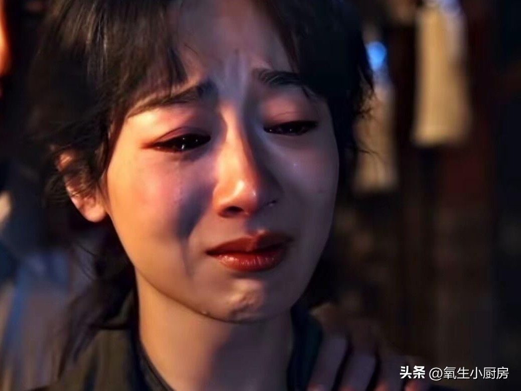 查了一下杨紫，
不查不知道，一查才明白！

原来她太会拿奖了。

我预料到了《生命树》口碑炸裂，也预料到了白菊这个角色会出圈，但万万没想到，在凭该角色斩获白玉兰最佳女主角后，她竟然又入围了第33届金鹰奖最佳女主角！

字里行间都是对表演的敬畏与专注，而不只是把自己当成&