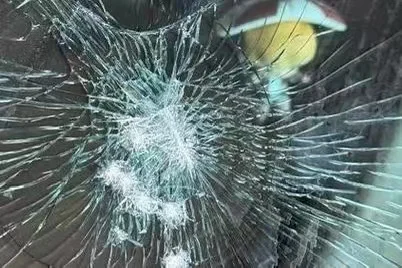 高速上开得好好的，突然“啪”的一声，前挡风玻璃让石子给崩裂了！这事你说气不气人？