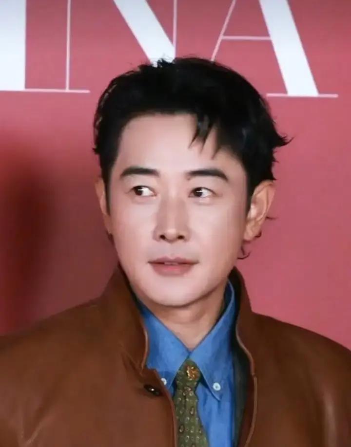 罗晋最近每次露面，整个人明显肉眼可见地圆润了一整圈。
人一发福，反倒少了些明星架子，多了点居家过日子的踏实气。尤其是听到他随口提起唐嫣，张口闭口就是一句“我太太”，语气自然得不行。
南方男人管另一半叫太太，听着带着点老派的讲究和尊重，客气里透着亲昵。换成北方的糙老爷们，多半是一句“我媳妇”或者“