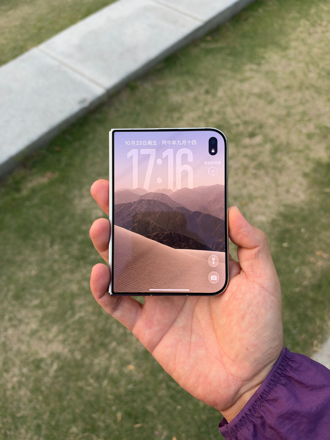 看了一天iPhone Duo的软件适配～

我觉得手里的ZFold8适配可以说非常优秀了～

起码很多软件无非就是加大了一点～而Duo就连最基本的微信外屏打字能给人逼得抓狂！就是因为交互逻辑大改，适配没跟上。

但iPhone Duo小红书玩了会很爽～ ​