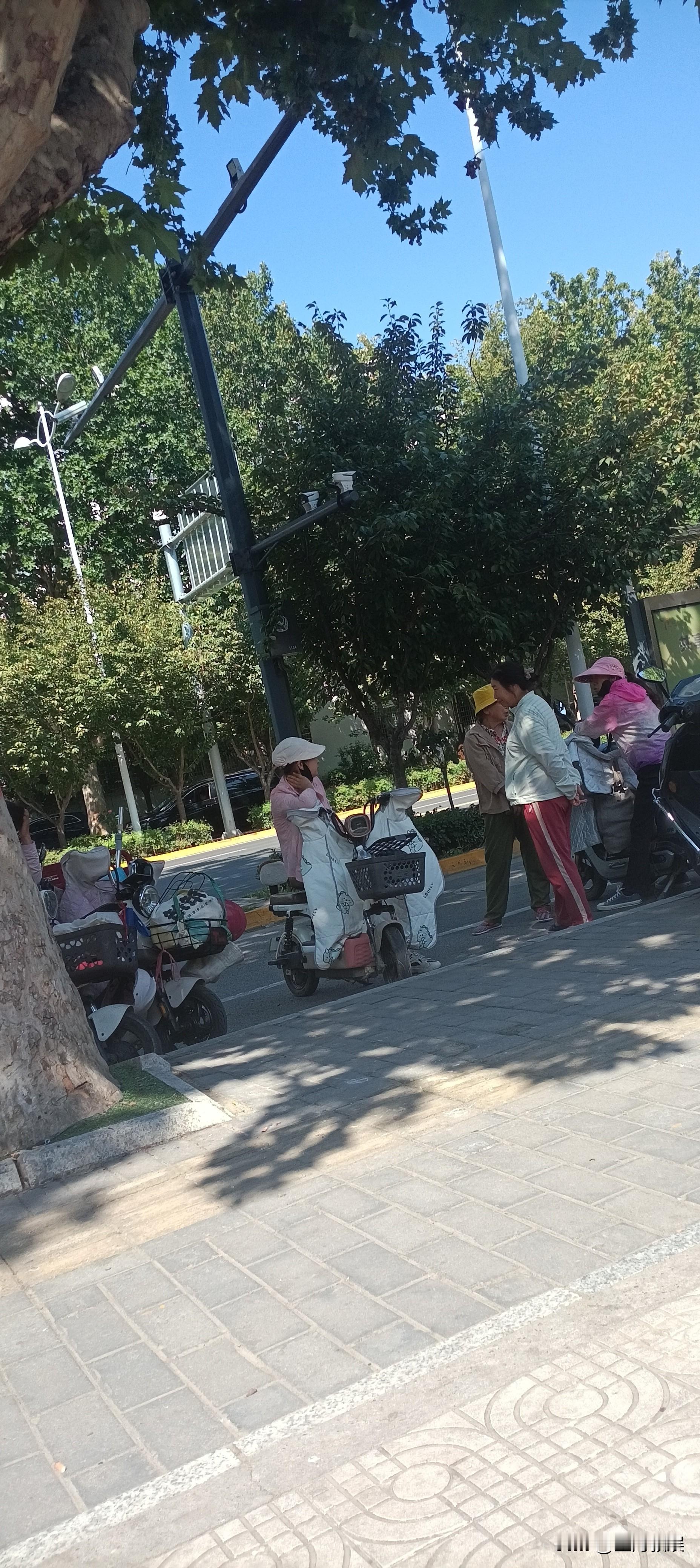 撕开中老年新型骗局的真面目！不靠高收益，只靠共情，无数老人悄悄踩坑
 
一直以来，大家都以为：老年人被骗，都是贪心惹的祸。
 
可了解完现在最新的骗局套路才发现，真正骗倒无数长辈的，从来不是暴利诱惑，而是恰到好处的温柔。
 
如今的诈骗团伙，早就不搞生硬洗脑、恐吓套路。
他们摸透了中老年人的软肋：孤