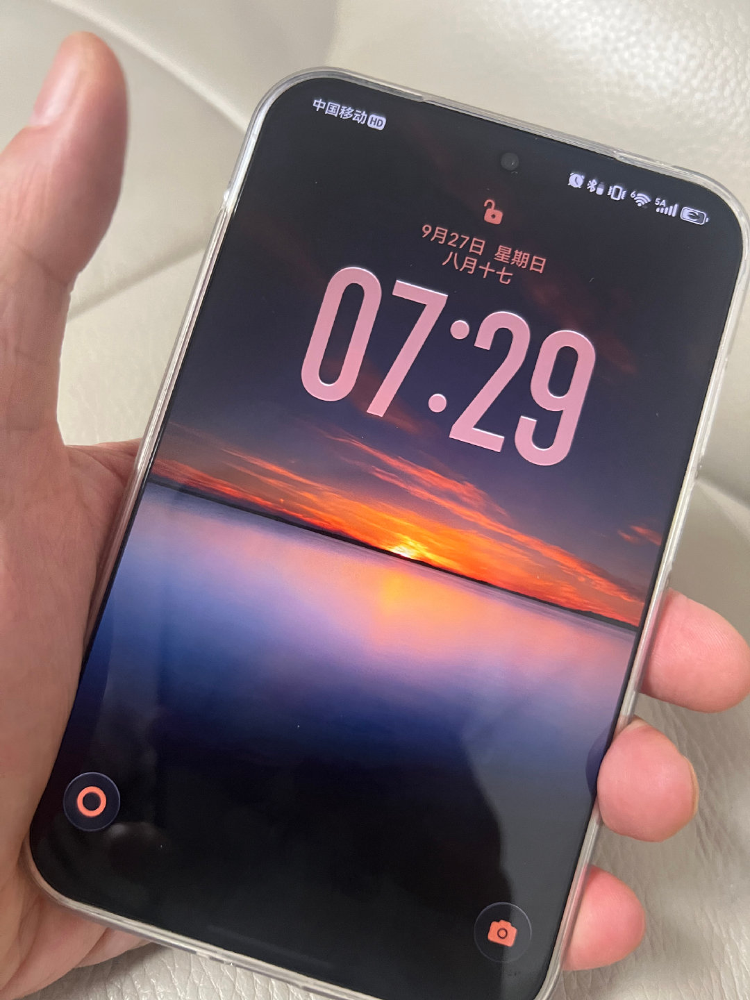 十多年的iPhone用户，改用了一周华为的阔直板，总结一下，真的是超棒的全新体验，不光光是操作系统，更因为舒适的握持手感和视觉比例。现在看传统的直板机真的都像是遥控器，似乎很难再用回去了。一点点小遗憾是还不能和Apple Watch互联，希望能够抓紧升级，让我省一笔手表钱。 ​