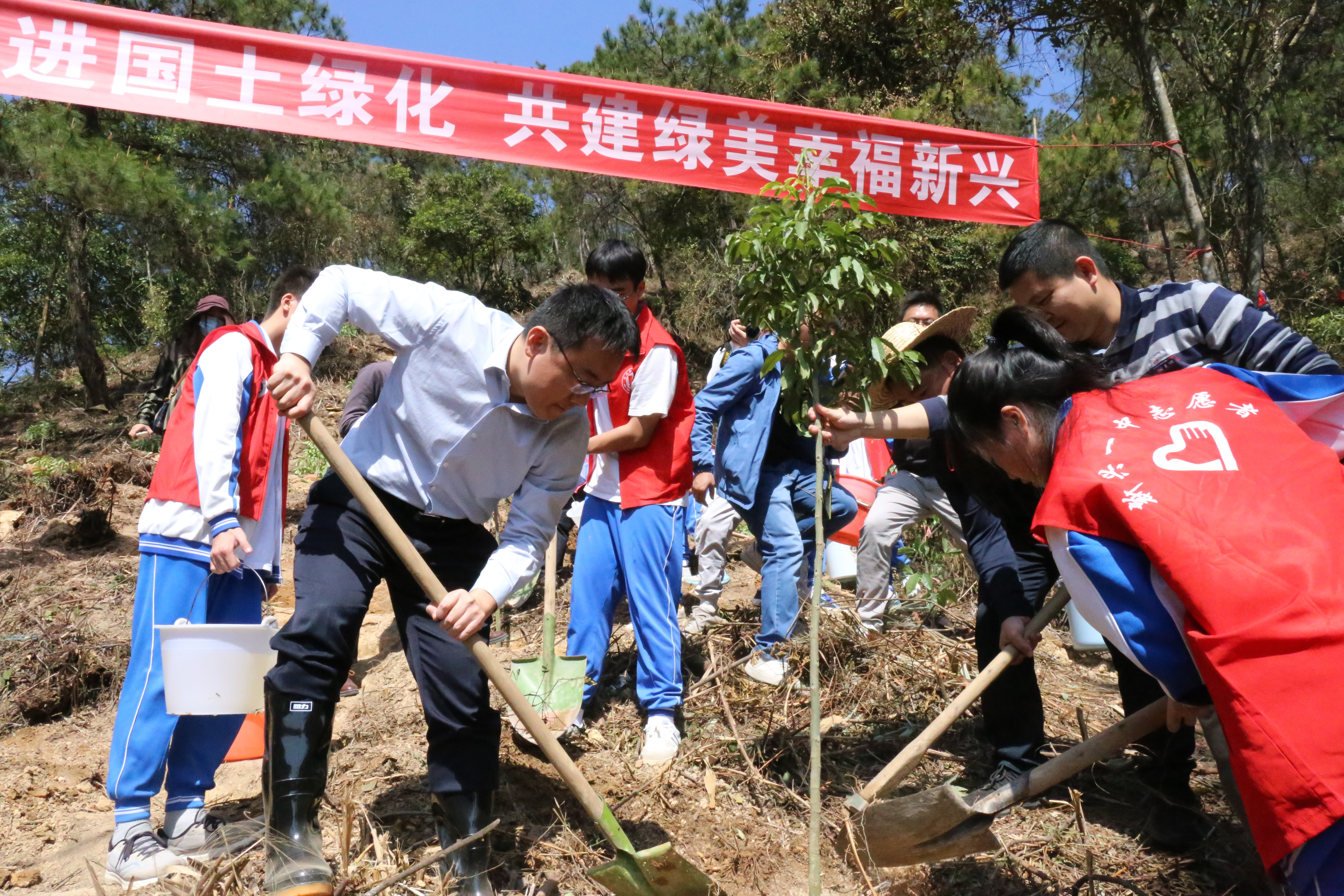 植树活动现场,王巍,梁国华,伍树全等县领导与现场干部群众,学生代表一