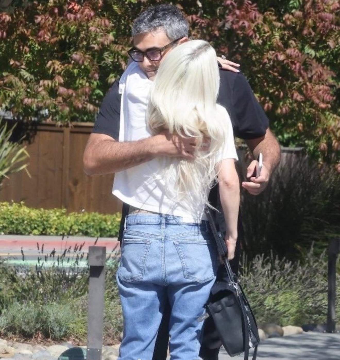 LadyGaga 代孕，好像外国代孕是合法的吧