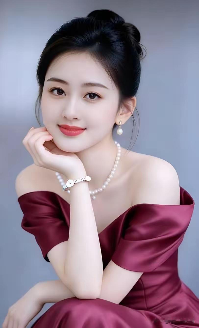 之前总觉得“白如雪霜，国色天香，雍容贵美”这类词是古言小说里才敢用的夸张形容，直到刷到刘诗诗最近的活动生图才反应过来，原来现实里真有人能把这些特质揉得这么自然。
在娱乐圈扎堆抢曝光的浮躁氛围里，她就像一汪静静淌的清泉，跳了十几年芭蕾练出来的舒展体态，往那一站肩颈线条比旁边专门摆姿势的模特还顺。眉眼是