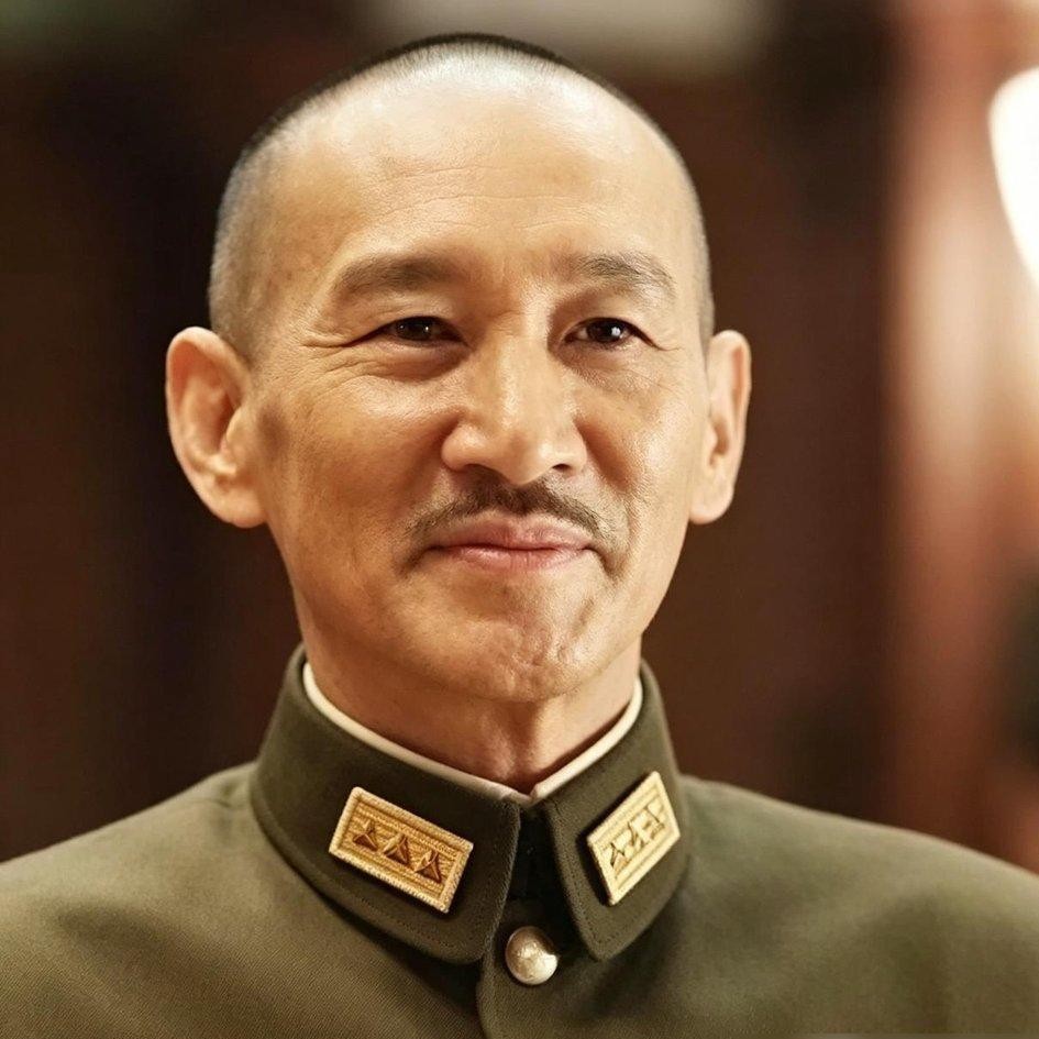 当台下一众实力派老戏骨全把目光聚在台上时，王仁君手捧飞天奖奖杯，足足脱稿讲了四分钟。
连个提词器都没扫一眼，硬生生把这十八年跑龙套的委屈、咬牙和硬撑，全倒了出来。
这圈子里多的是靠热搜撑门面的年轻面孔，可偏偏是他，靠着一部《浴血荣光》把优秀男演员给拿下了。
在此之前，很多人甚至叫不出他的大名，