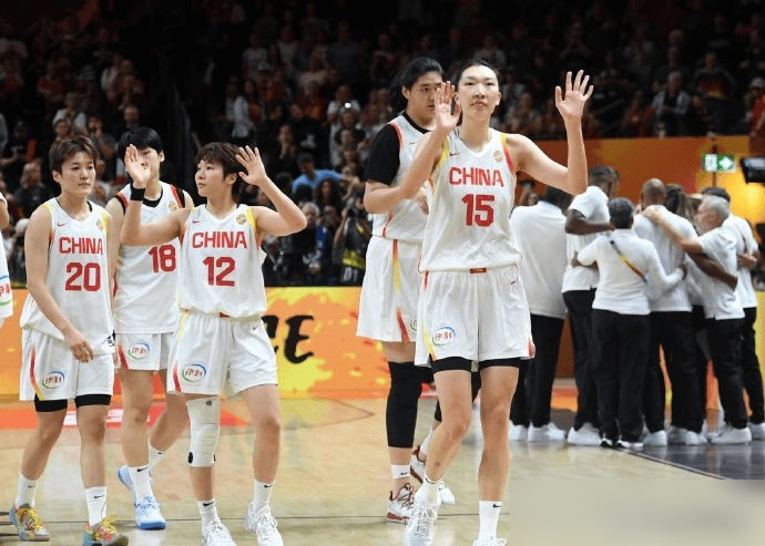 2米26的旷世奇才刚成年，一场造神与毁神的狂欢就开始了。
18岁的张子宇，U18场均35分，首秀砍两双。只因成年组对抗吃了点亏，满屏瞬间全是指责。
前辈韩旭急了，直接下场开炮挡枪。往前看，2米29的姚明初登NBA被嘲软骨头，郑海霞曾被刻意贬低，韩旭自己也在WNBA受过冷眼。中国女篮的巨人们，谁没