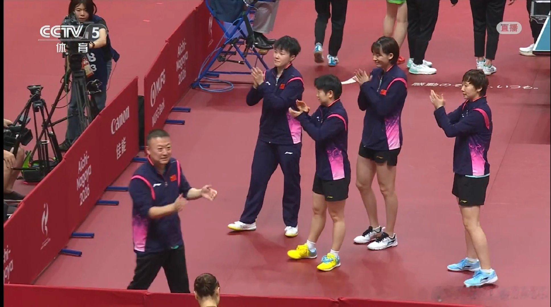 祝贺姑娘们[鼓掌][鼓掌][鼓掌][鼓掌][鼓掌]#亚运会国乒女团横扫日本夺冠# 

Ps:明明是乒乓球迷，但最近也迷上游泳队了[笑cry]🏊哈哈…太帅了[酷]#中国游泳队# ​​​