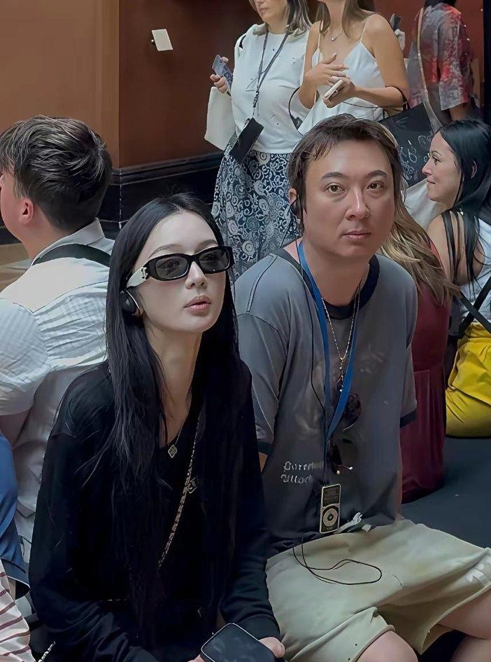 粉丝在机场硬塞给董璇女儿一个盲盒，换成其他明星，可能顺手收下道个谢，顺带立个宠粉人设，她倒好，当场来了一出教科书级别的反向操作。
她把包装拆了，里面的玩具原封不动塞回粉丝手里，自己只收下了那个空盒子。
小姑娘在旁边眼巴巴瞅着，她连眼皮都没眨一下，蹲下身轻描淡写丢出一句：喜欢看可以，但别人的东西坚