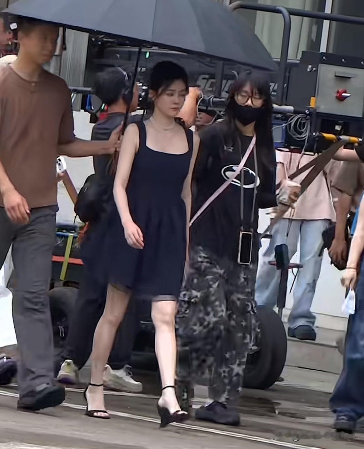 所有镜头都要给白鹿道歉
今天在佛山看到她拍戏了，
白鹿根本不长电视上的样子，镜头至少拉低了她颜值的百分之三十。
白鹿一身黑色吊带裙，搭配高跟鞋，尤其是她的发饰简单大方，整个人气质绝了，走路的时候，还有工作人员给她打伞，气场很强的白鹿，就算是穿高跟鞋，她走路的姿势也很漂亮！
最关键的，现场气氛热烈，拍
