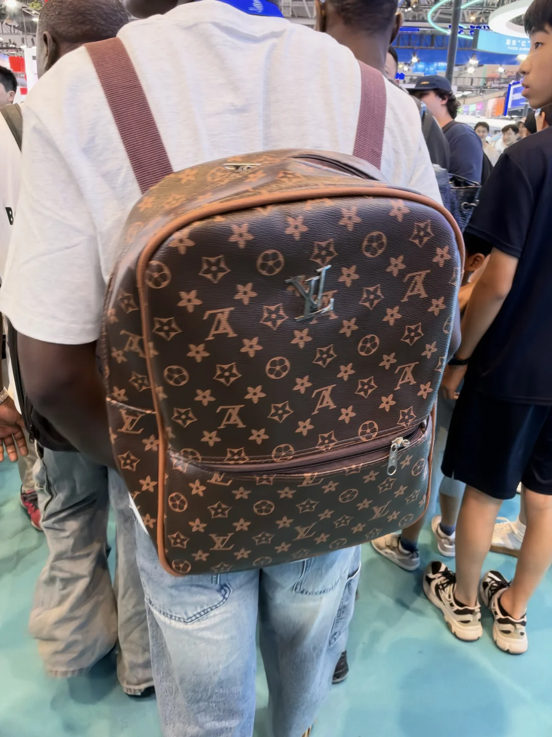 在数字贸易会遇到很多老黑，我正前方这哥们路易威登标都是歪的，你说正品不正品
#L