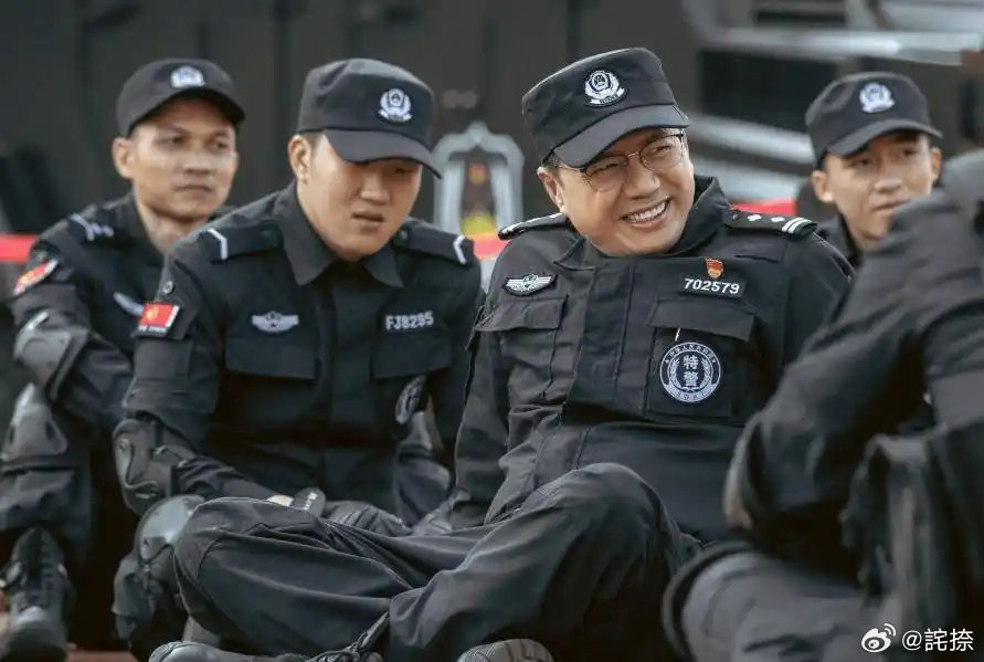 抱着超大可乐猛灌！《藏锋》谭彦12集没逆袭，段奕宏靠士兵突击情怀硬扛要弃剧 ​
