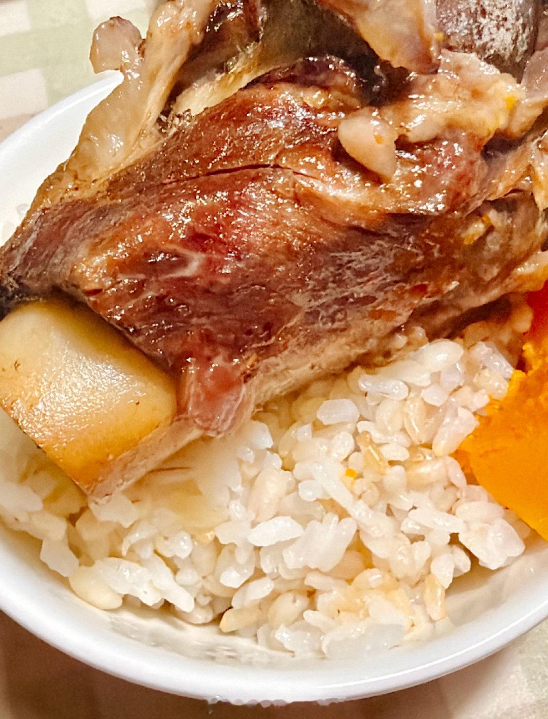 姐姐今天回来👧🏻上周末买了一袋大骨棒，超便宜但肉不少，昨天晚上用高压锅炖了两次才都炖好，我是泡一小时焯水洗净放高压锅，加姜片，干辣椒，八角，桂皮，香叶，生抽，老抽，蚝油，一大勺黄豆酱，冰糖，加上热水高压锅上气计时25分钟就很软烂了，骨髓也是满满的😋

爸爸昨天加班很晚才回来，把饭做好我就继续边等他边缝大福的小被子，姐姐说她回来要啃两块😂三个人各忙各的，只有大福最悠闲，咱们一起好好生活吧❤️

#大学生喜爱内容共创计划##秋日宅家正当时##情感热点创作激励计划##生活中最有份量的是平安喜乐#