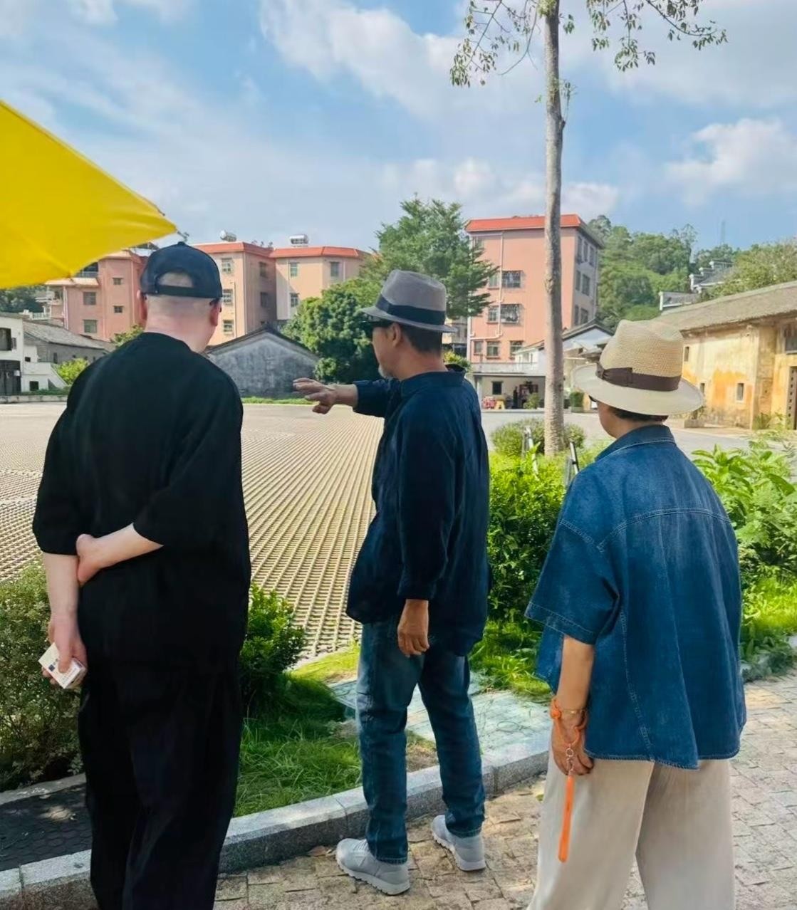深圳坪山街头，一场毫无预告的偶遇，把三位老友最真实的样子拍了下来。
68岁的冯小刚一身纯黑宽松套装，脚踩白色厚底休闲鞋，墨镜随手拎在手上，整个人松松垮垮，走路带风。张国立藏蓝色上衣配一条浅蓝牛仔裤，头顶扣着一顶休闲礼帽，低调里透着讲究。邓婕陪在一旁，三个人边走边聊，笑声一路洒下来。
没有助理围堵，没