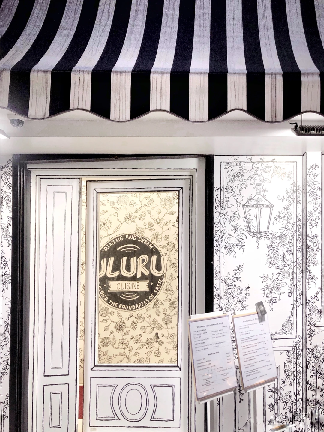 香港探店|湾仔二次元黑白漫画咖啡店Uluru
