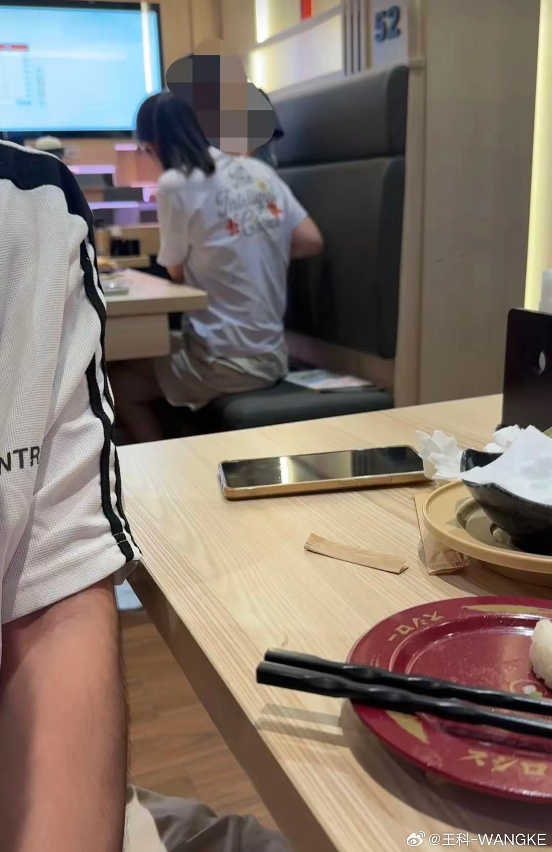 北京大悦城寿司郎店内一男童在座位上小便并喊话“谁要喝”，家长竟用饮料杯接住！

门店：已消杀，涉事顾客接触过的餐具已全部废弃！

这么小的孩子应急可以理解！但在餐桌子上！那就是大人的素质意识问题了！！！ ​