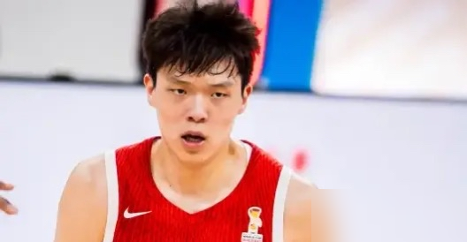 世预赛中国男篮赢卡塔尔26分，郭艾伦却在解说席上喊了句：老叔，早点睡，多吃点饭。
说白了，这不是客套，他说这个位置不是一般人能干的，压力全在战绩和舆论上，之前热身赛，郭士强因战术用人被骂上热搜，有人喊他下课。
可到了正式比赛，他敢把球权交给杨瀚森这帮年轻人，赢了关键球，口碑立马翻篇，郭士强自己说