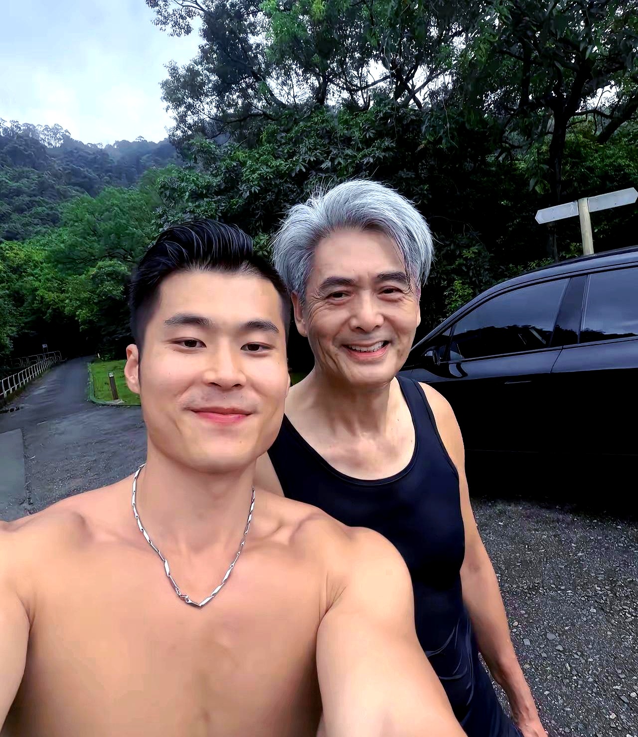 近日有跑友在香港太平山偶遇71岁的周润发，一身黑运动装跑完满头大汗，满头白发配上松弛的皮肉，彻底扯下了娱乐圈那块“冻龄”的遮羞布
 

发哥今年七十一了，头发几乎全白，跟年轻人站一块脸上尽是岁月的痕迹。没戴帽子遮掩，没搞医美拉皮，跑完一圈气息平稳体力全开，满是老年人最真实鲜活的模样
 

现在的名利