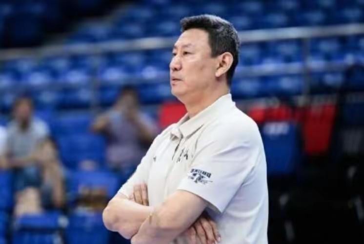 李楠：牌最好，容错率最低
李楠禁赛三年，2026年6月才正式坐上北京主帅的位置。管理层摆出的目标是夺冠，只进四强算不及格，打到半决赛照样不合格。他手里是周琦、赵睿、陈盈骏、翟晓川，加三名外援。
从这套阵容看，北京的问题不在人手够不够，在于人手怎么摆。周琦和赵睿都是需要球权节奏的人，陈盈骏习惯持球推进