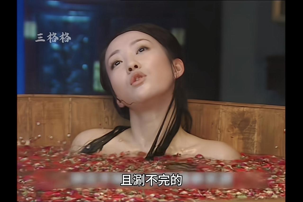 24岁的郝蕾，把一个人人喊打的坏女人，演成了观众最不敢恨的废后。
2003年《少年天子》首播，刘恒编剧导演，共40集。郝蕾饰演顺治的第一任皇后，也是他的表妹静妃。这个角色性格乖张被废，最终在冷宫中悬梁自尽。
这原本应是个嚣张善妒的反派，郝蕾却跳出了脸谱化的表演。当时24岁的她，眼神充满神经质，用