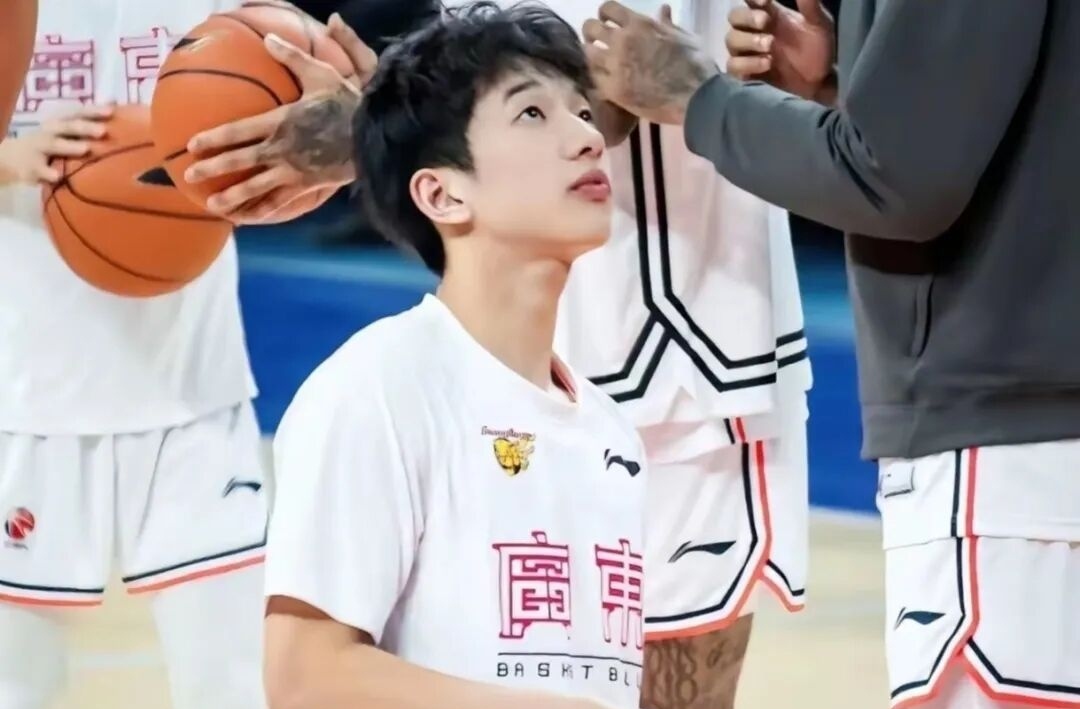 杨溢历练归来回归广东，竞争后场轮换席位
 
杨溢结束在外的历练，正式回归广东男篮。经过一系列热身赛的实战洗礼，这名年轻后卫收获了宝贵的赛场经验，对抗处理、场上阅读能力都得到一定锻炼。
 
回归球队之后，杨溢将跟随宏远全队投入日常训练与新赛季备战。广东后场位置人才不少，队内竞争压力不小，他需要凭借训练