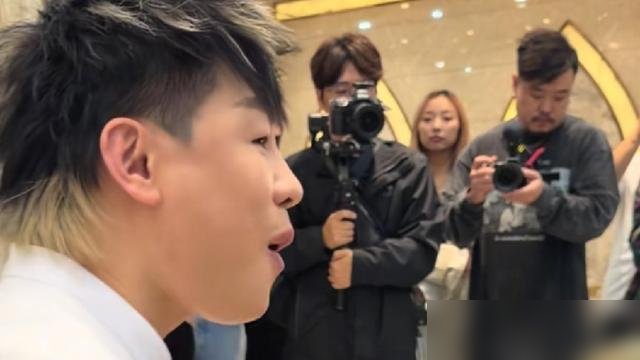 胡彦斌到了兰州，第一件事不是彩排，是钻进牛肉面馆自己上手拉面。
面甩得啪啪响，师傅在旁边看笑了。一碗二细，辣子多放，吃得满头汗。完全没把自己当开演唱会的明星。
台上是《生死未定》的胡彦斌，台下就是个馋嘴的游客。粉丝还在研究红色穿搭抗不抗冻，他已经在后厨把面捞进碗里了。
能把日子过得这么具体的人