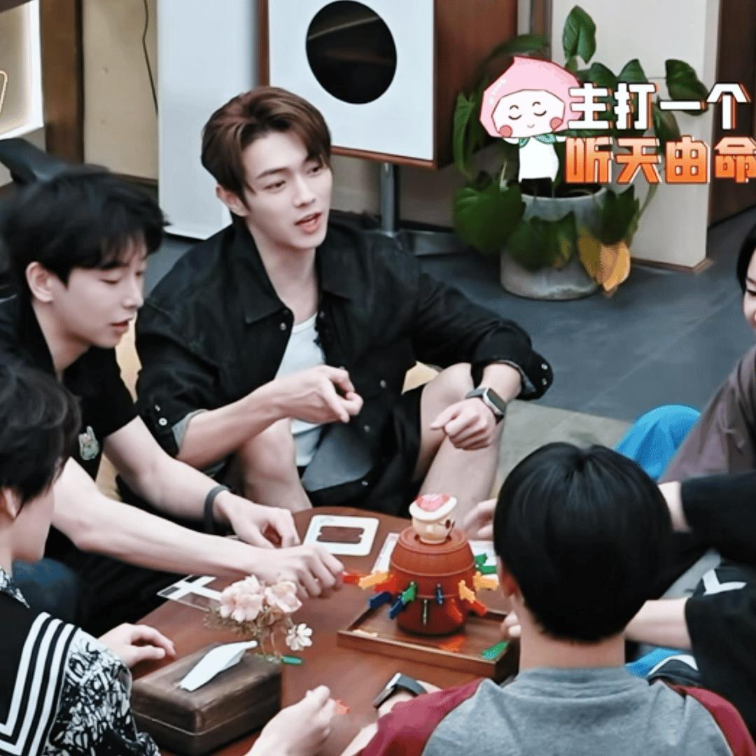 许凯真的好好玩
  “我这样都不行啊”🤣🤣🤣你们看啊 这个小许凯全程捧着自己的手手，超可爱的！！！！玩游戏超认真，一直耍宝
#许凯密室大逃脱# ​