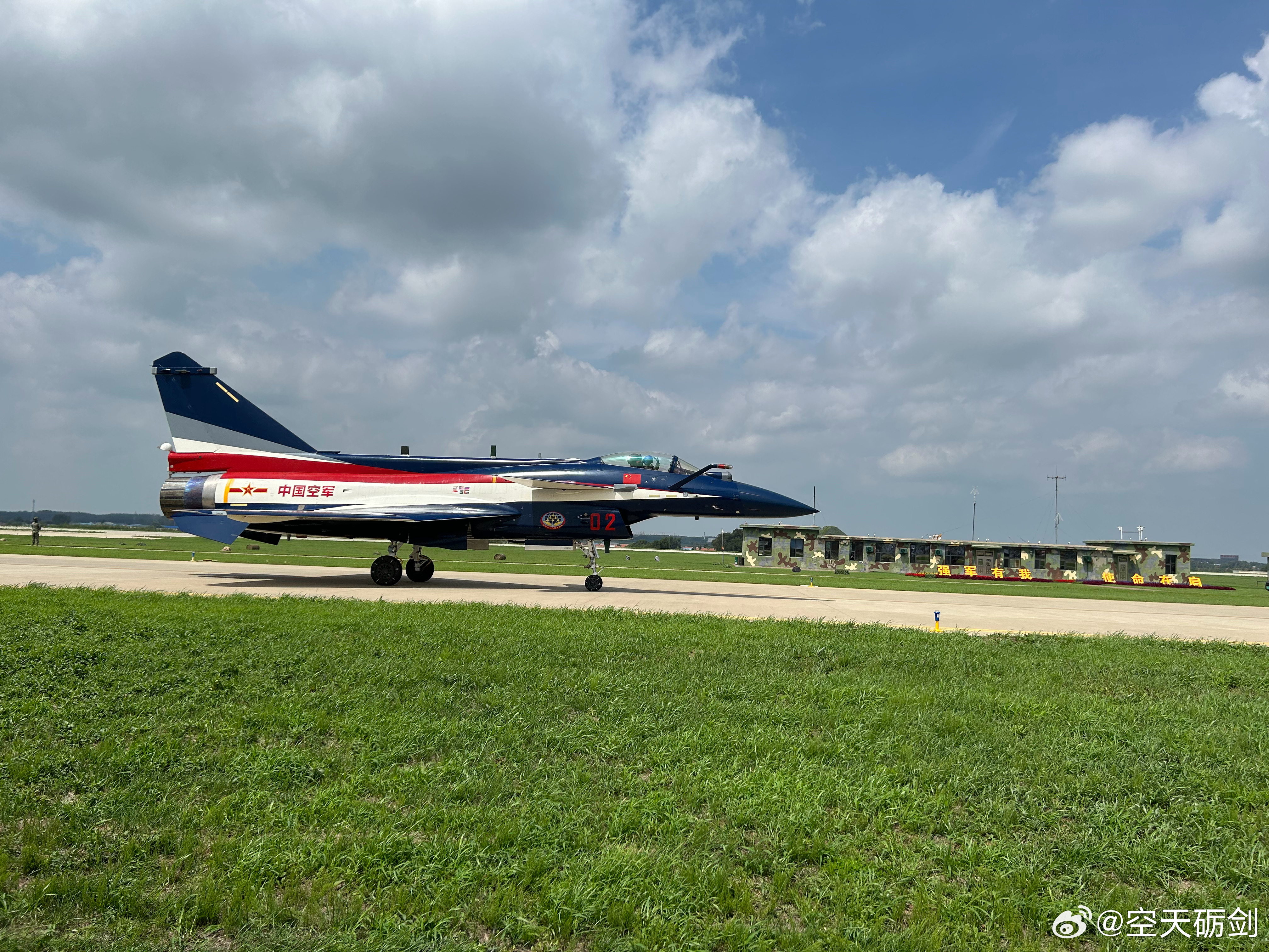#长空致敬长征#
今年是长征胜利90周年，回望当年红军靠着双脚跨越千山万水，闯过无数难关，走出一条求生与救国的道路。

再看看这些年咱们空军装备的发展，又何尝不是另一场长征？当年装备远远落后于别人，咱只能在杂志上，眼馋人家的F-22、C-17，现在歼-20、歼-35A、运油-20、空警-500A等新型装备陆续 ​