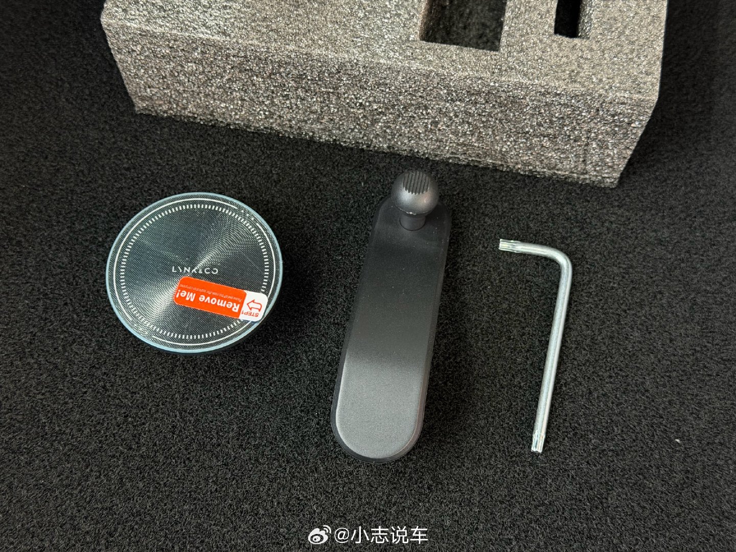 #小志的领克07gt# 给小蓝装了个原厂磁吸手机支架（螺纹款），安装很方便，但是这个不带无线充电。手机位置有点低，看导航不是很方便。
#领克07gt#  ​