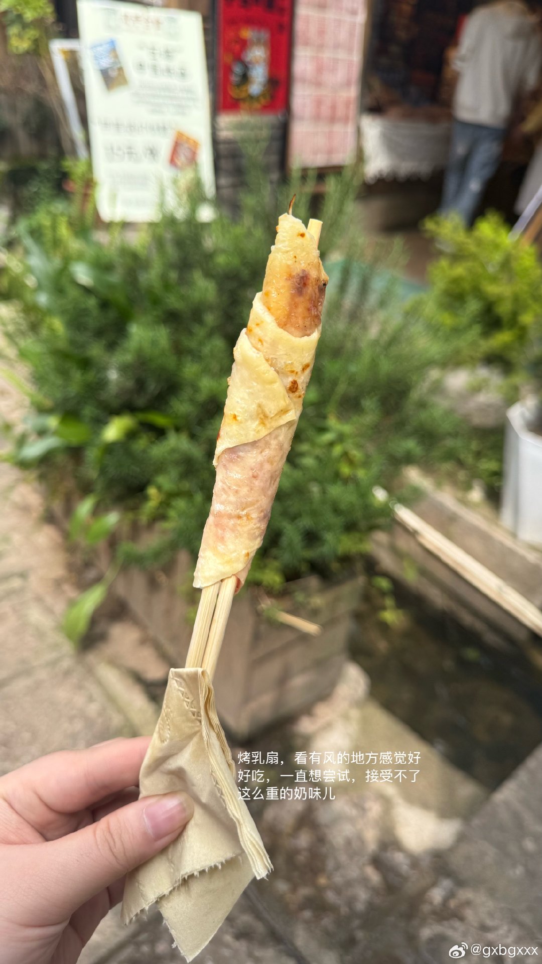 吃了什么
和朋友一直在尝试新事物，结果一直在踩雷
还喝了山山茶茶的昭通丑苹果，这个好喝，酸酸的，很清爽解腻
香巴拉牦牛鲜牛奶的风花雪月，感觉在喝霸王茶姬 ​