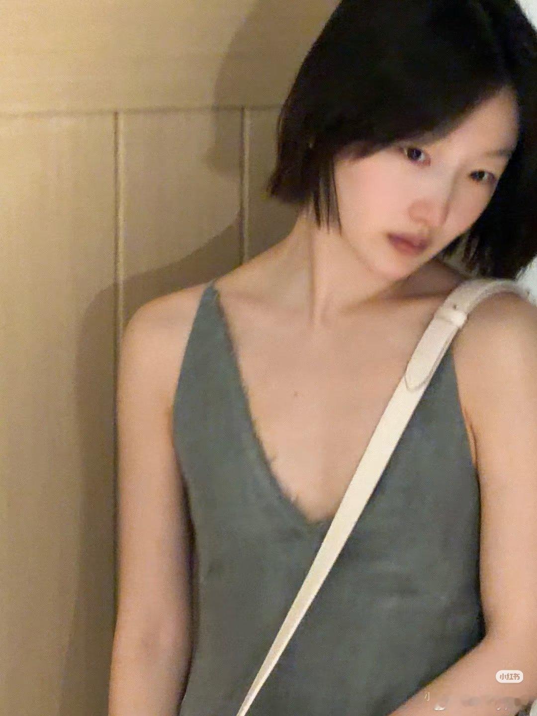 #周冬雨走到哪儿都是素颜# 
Clear skin✨️ ​