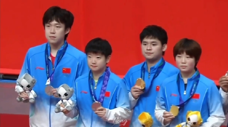 2026国乒以6金3银1团收官；
1、女团冠军
2、女单冠、亚军
3、女双冠军
4、混双冠、亚军
5、男单冠、亚军
6、男双冠军、季军

成绩非常好 成就了三个“三冠王”，
林诗栋：男单、男双、混双
蒯曼：女双、混双、女团
王曼昱：女单、女双、女团

栋曼组合4-0莎