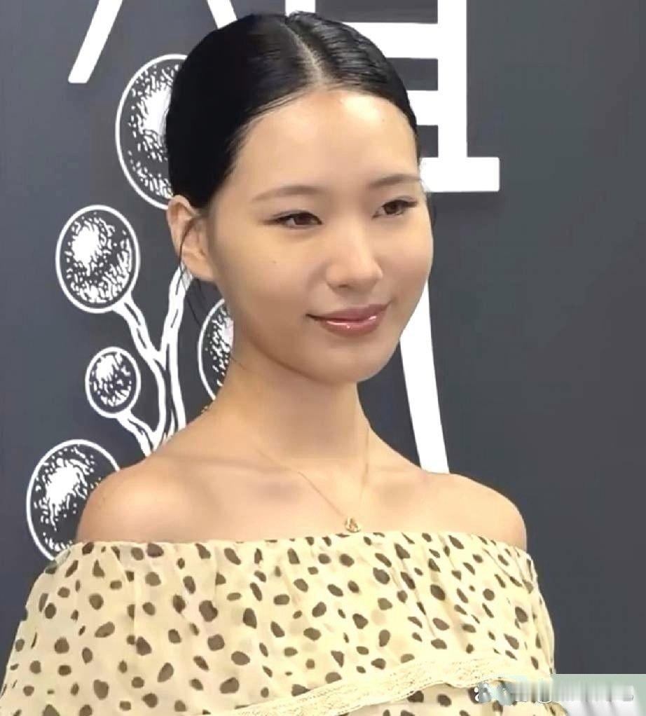 小S大女儿出道，长得一言难尽，没有遗传妈妈小S的高颜值，不过个子很高，号称“小林志玲”！ ​